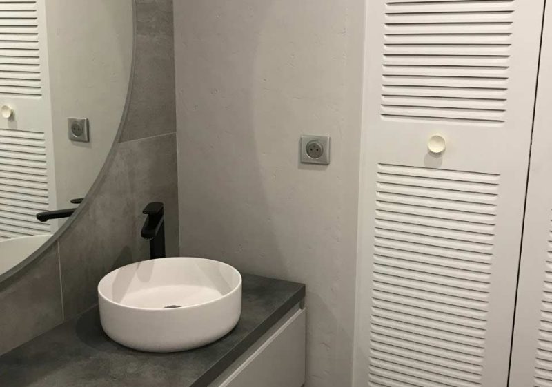 Couleur grège et gris dans la Salle de bain